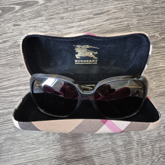 Burberry sunglasses with box and pamphlet. Brown with gold hardware - Picture 11 of 16